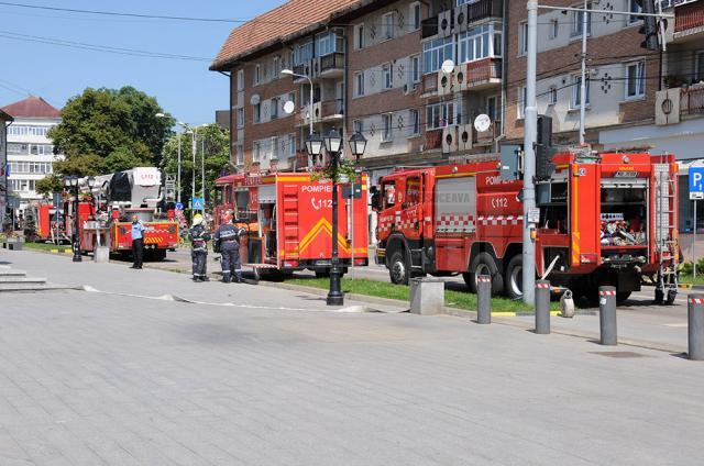 35 de autospeciale de pompieri, ambulanţe şi protecţie civilă au participat la acţiunea de simulare a intervenţiei în urma cutremurului