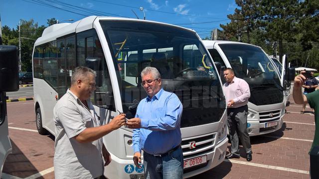 Primarul Ion Lungu înmânează şoferilor cheile noilor microbuze