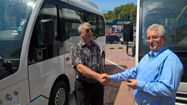Primarul Ion Lungu înmânează şoferilor cheile noilor microbuze