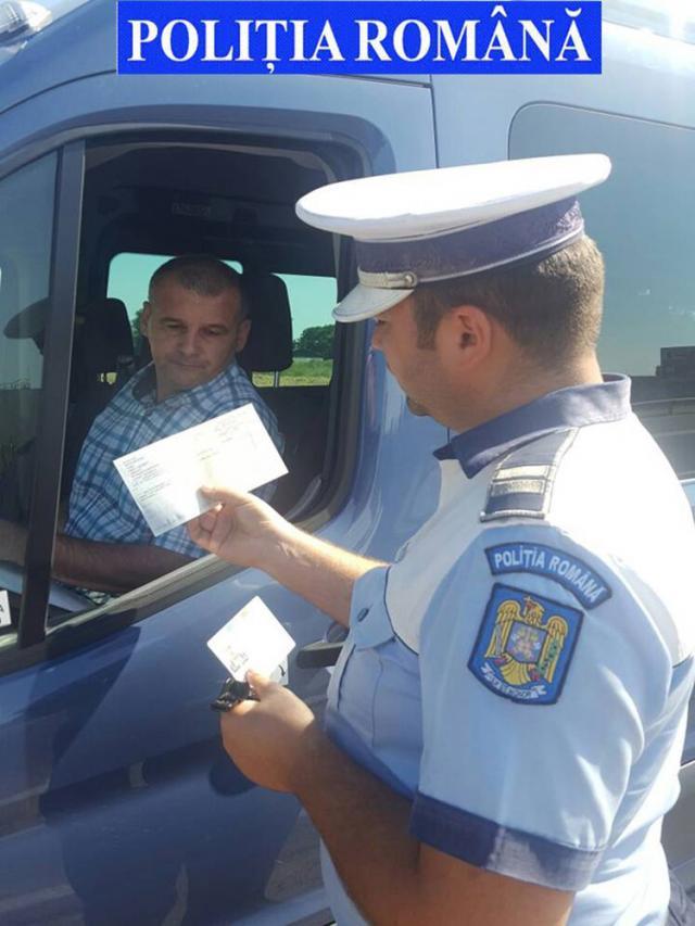 Aproape o sută de microbuze şi autocare, controlate de 22 de echipaje de poliţişti, în judeţ