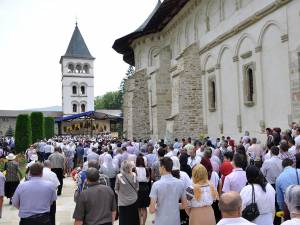 Aproape 4000 de credincioşi, prezenţi la Mănăstirea Putna la sărbătoarea Sfântului Ştefan cel Mare