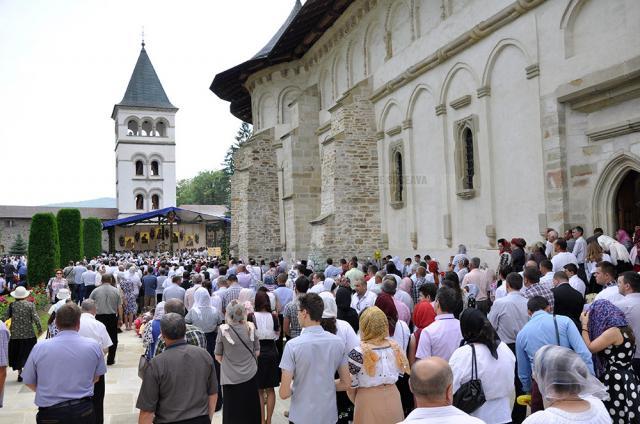 Aproape 4000 de credincioşi, prezenţi la Mănăstirea Putna la sărbătoarea Sfântului Ştefan cel Mare