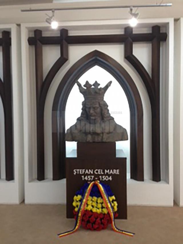 O jerbă de flori a fost depusă de conducerea Consiliului Judeţean şi la bustul lui Ştefan cel Mare din holul Palatului Administrativ
