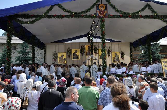 Aproape 4.000 de credincioşi l-au sărbătorit sâmbătă, la Mănăstirea Putna, pe Sfântul Ştefan cel Mare