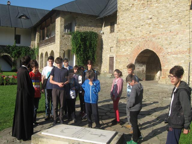 Copiii care participă la cateheză la Biserica „Sf. Dumitru” din Suceava au mers în excursie la mănăstirile din Neamţ