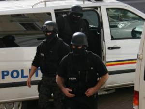 Poliţiştii din Iaşi au efectuat luni patru percheziţii în judeţele Iaşi şi Suceava