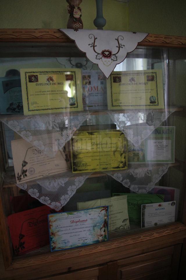 Diplomele copiilor pe care îi creşte asistentul maternal din Bogdăneşti