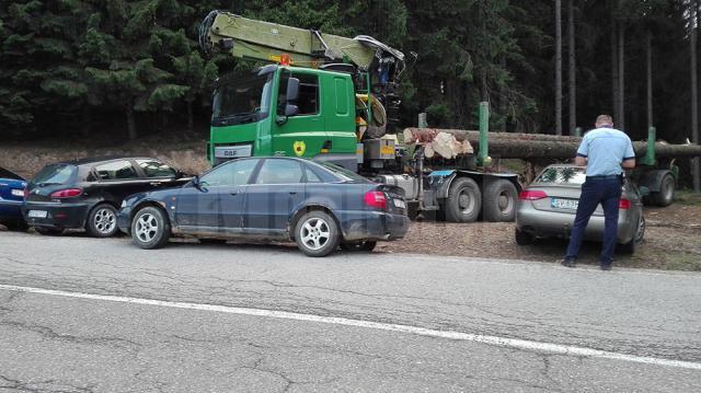 Cele trei maşini care au blocat autovehiculul greu cu care s-a făcut confiscarea