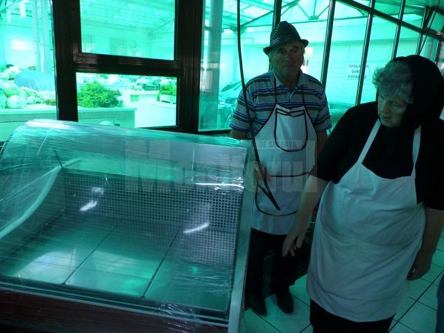 În Piaţa Centrală din Suceava brânza se vinde în continuare pe tarabă, în timp ce vitrinele frigorifice stau în ţiplă