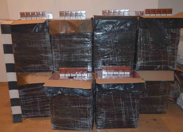 Colete care conţineau nouă mii de pachete ţigări, în valoare de 99.000 de lei
