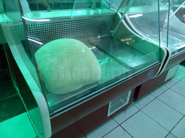 Vitrinele frigorifice din hala de lactate a Pieţei Centrale Suceava au fost puse ieri în funcţiune