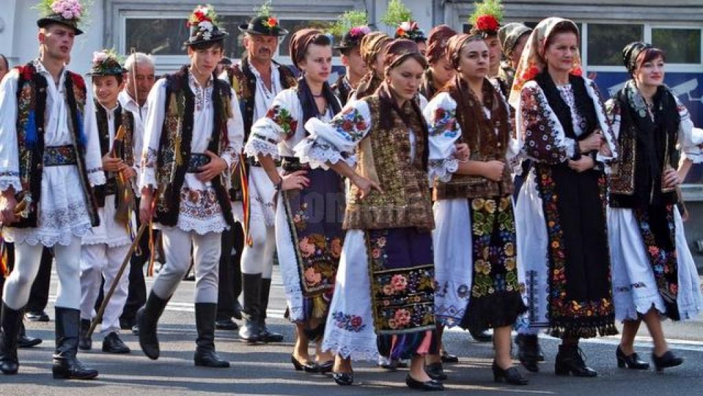 Украинцы румыния. Румыны нация. Драгобете румынский праздник. Румыния жители. Румынский национальный костюм.