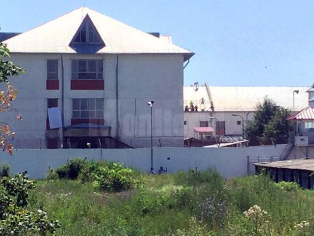 Deţinuţi urcaţi pe acoperişul Penitenciarului Botoşani