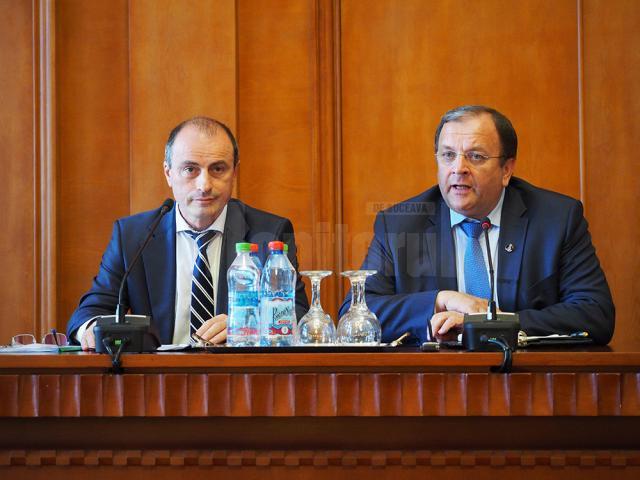 Ministrul Agriculturii, Achim Irimescu, şi preşedintele Consiliului Judeţean Suceava, Gheorghe Flutur