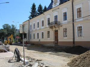 Lucrările de modernizare a străzii Ștefan cel Mare, din faţa Muzeului de Istorie al Bucovinei