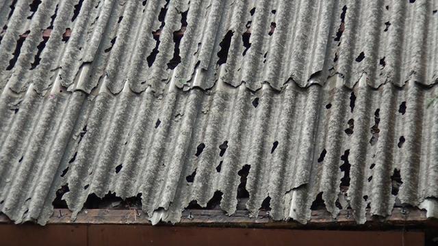 Grindina a spart acoperişuri din ţiglă