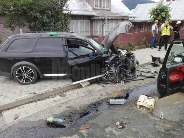 Cinci oameni au ajuns la spital, după ce un şofer de 20 de ani a depăşit o coloană de maşini
