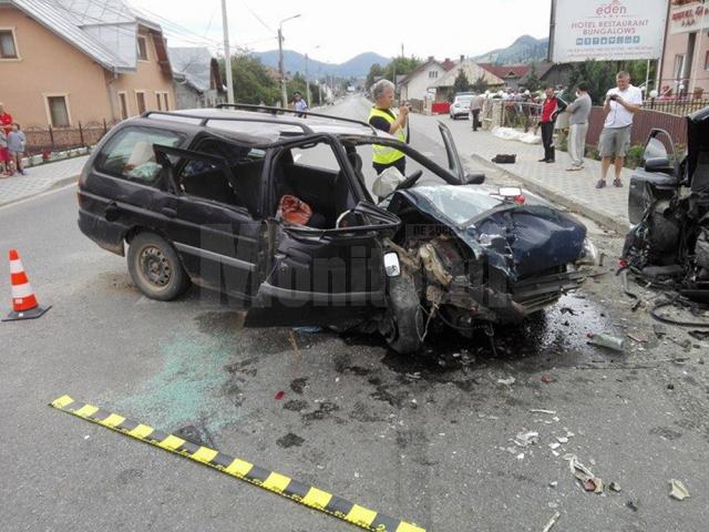 Cinci oameni au ajuns la spital, după ce un şofer de 20 de ani a depăşit o coloană de maşini