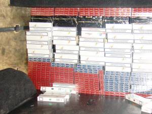 În microbuz erau ascunse peste 10.000 de pachete de ţigări