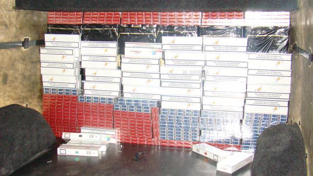 În microbuz erau ascunse peste 10.000 de pachete de ţigări