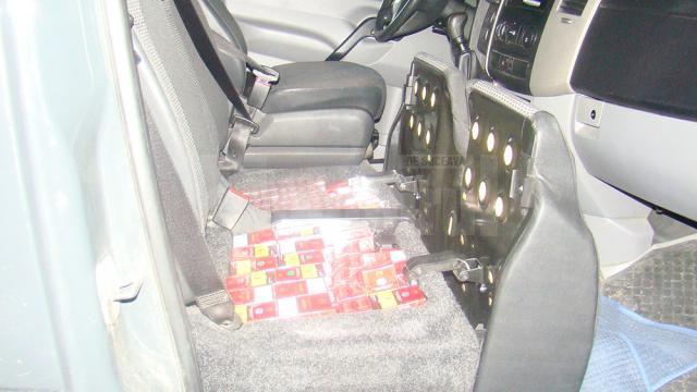 Microbuz cu ţigări ascunse sub scaune şi în compartimentul motor, confiscat în Vama Siret