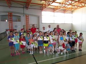 Zeci de copii au participat la o frumoasă competiţie de tenis de câmp la Fălticeni