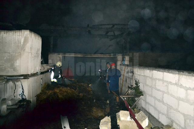 O gospodărie în construcţie a fost distrusă de un puternic incendiu