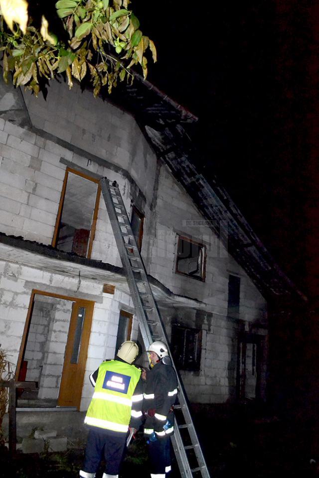O gospodărie în construcţie a fost distrusă de un puternic incendiu