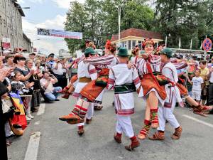 Parada ansamblurilor la Festivalul „Întâlniri Bucovinene”