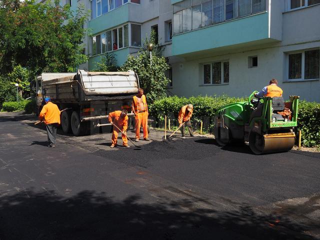 După scandalul iscat, echipa de asfaltare a revenit să completeze anumite porţiuni