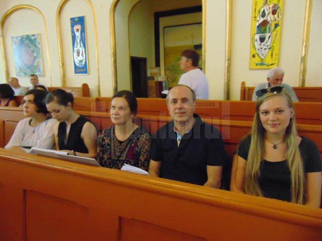 Membri ai Clubului de Poezie Alecart Suceava, la Festivalul internaţional ”Poezia e la Bistriţa”