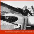 Ionel Fernic aviator (centru, costum alb). Poza conţine o dedicaţie scrisă de Fernic pentru Victor Puşcariu, directorul unei fabrici de paraşute care i-a sprijinit debutul în domeniu