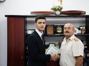 Absolventul Colegiului Militar Câmpulung Moldovenesc care a luat 10 la bac, premiat de şeful Statului Major al Forţelor Terestre