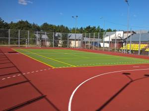 Suprafaţa cauciucată a terenului de sport de la Şcoala Nr. 8 poate fi utilizată pentru practicarea a cinci sporturi