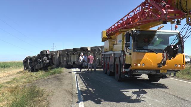 Trafic blocat pe DN 2 spre Siret, după ce un autotren s-a răsturnat de-a curmezişul drumului