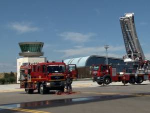 Desfăşurare impresionantă de forţe sosite pentru stingerea incendiului izbucnit la avion