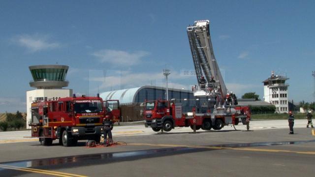 Desfăşurare impresionantă de forţe sosite pentru stingerea incendiului izbucnit la avion