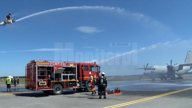 Toate autospecialele de pompieri au conlucrat la stingerea incendiului de la trenul de aterizare al avionului