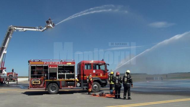 Exerciţiu de simulare a unui incendiu, la aterizarea unui avion de pasageri