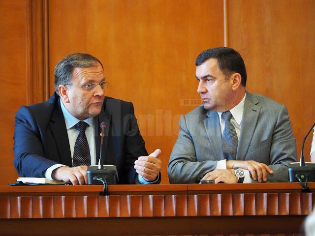 Şeful administraţiei judeţene, Gheorghe Flutur, şi preşedintele CCI Suceava, Nicolae Troaşe