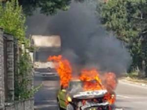 Un taxi a ars într-o intersecţie din Suceava, după un accident