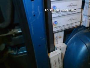 Peste 7.300 de pachete de ţigări, descoperite într-un microbuz aflat în trafic