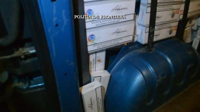 Peste 7.300 de pachete de ţigări, descoperite într-un microbuz aflat în trafic