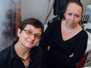 Emilia Moroşan (stânga) şi o fostă studentă, Eteri Svanidze, din echipa de cercetători de la Rice University