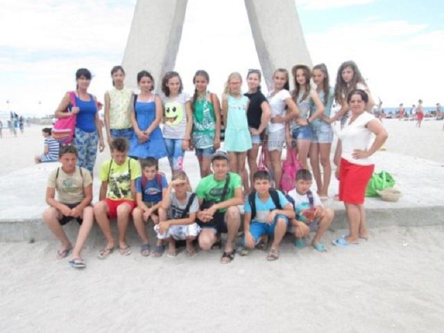 18 elevi din comuna Forăşti, fruntaşi la învăţătură, au petrecut şapte zile pe litoral, în cadrul proiectului „Merit marea!”