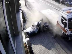 Dacie spulberată de un camion, la Câmpulung Moldovenesc