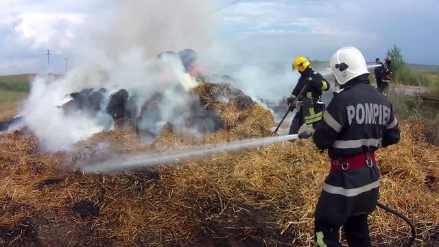 Trei autospeciale de pompieri au acţioant pentru stingerea incendiului la baloţii de paie