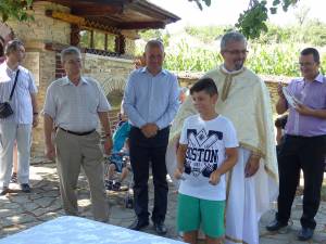Preotul paroh Mitu Pascal i-a mulţumit primarului Viorel Cucu pentru sprijinul acordat în organizarea taberei