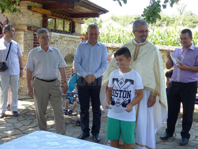 Preotul paroh Mitu Pascal i-a mulţumit primarului Viorel Cucu pentru sprijinul acordat în organizarea taberei