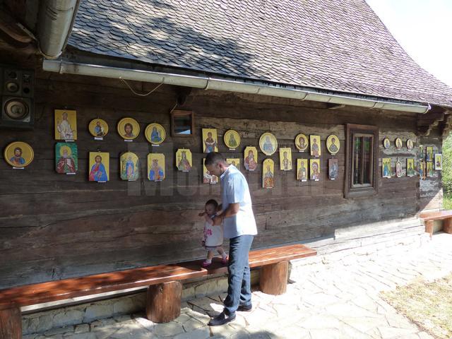 Icoanele realizate de copii au fost expuse la biserica de lemn din Adâncata